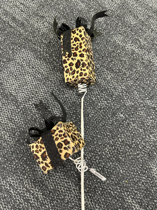 26" Tall Leopard Present Spray